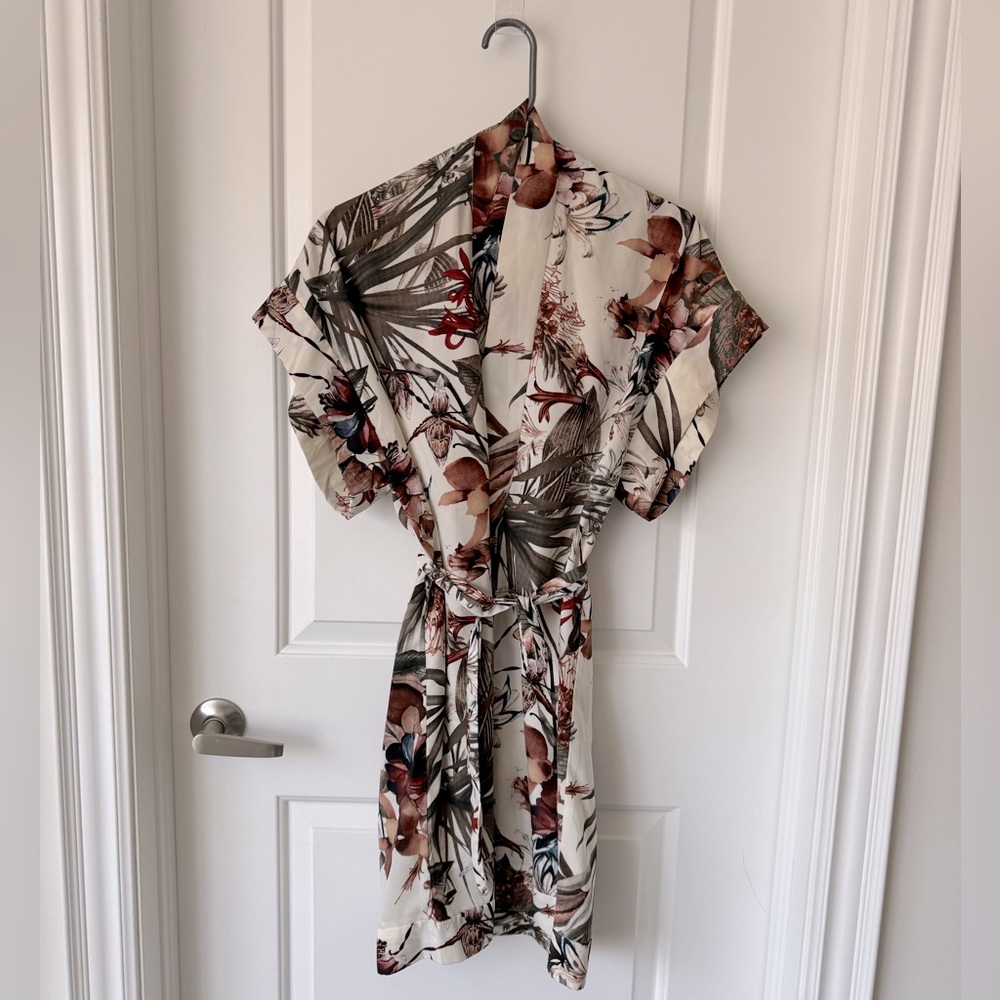 Dress Forum Kimono Dress Size S. perfect for a cover up, shirt or dress!